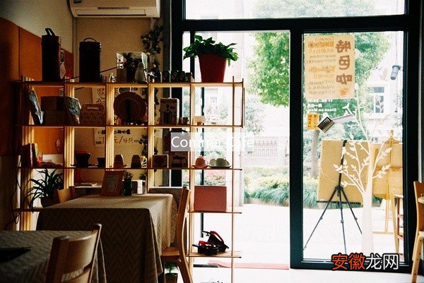杭州的咖啡店—&lt;逗号咖啡&gt;之所以叫逗号，因为这个咖啡馆是一个偶然，是人生中的一个暂停，就像书中的一个逗号，因为