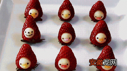 用苹果和草莓，做成一只像戴着小红帽的小鸡，太可爱有点不忍心吃了。。