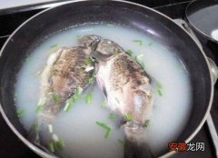 炖鱼汤时，千万不要直接先放水，或者是先煎鱼，否则鱼汤更难喝