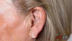 耳垂有折痕是死亡征兆？身体符合5种异常，警惕猝死或降临