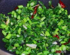 炒青菜时，别只会放盐和油，多加这“2味料”，青菜翠绿鲜嫩