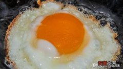 煎荷包蛋时，不要直接磕进鸡蛋，多加这一步，煎出好看又好吃