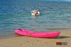 下午误入一海滩,地图上标示为私人领地,两个当地人正在学划皮划艇,她们划起来真是有趣,怎么