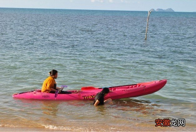 下午误入一海滩,地图上标示为私人领地,两个当地人正在学划皮划艇,她们划起来真是有趣,怎么划都在岸边晃荡,真想上去帮她们..