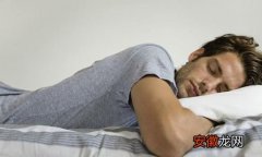 睡前的这些小习惯影响你的睡眠质量，第一个让你越睡越胖