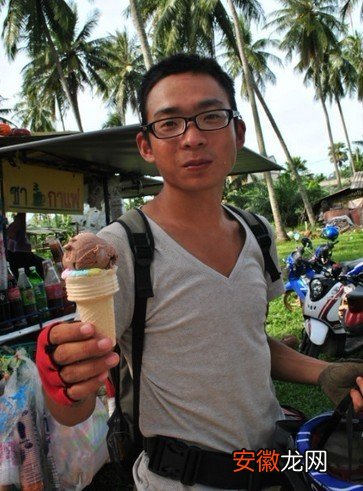 每次遇到这样的市场,总会毫不犹豫的冲进去,里面有我最喜欢吃的冰淇淋,这个貌似每天在泰国必须吃到,要不然会耿耿于怀,人民币两元