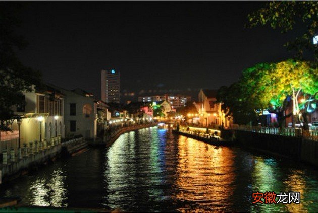 Day94,总里程:6925KM.夜睡河边,这便是所睡之处马六甲鸡场街小河晚上风光.