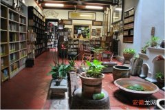 在马六甲我最喜欢的地方，居然是一家小小的图书馆，而且是位于闹市之中的图书馆，入其中