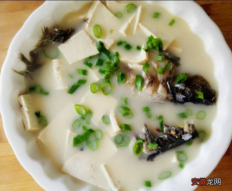 鲫鱼和豆腐汤的关键在于如何才能让汤汁奶白醇香，喝得爽快