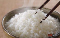 煮大米饭，学会这四招和技巧，米饭蓬松香软，好吃不粘锅