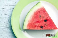 【吃】夏季吃西瓜，好吃但是易发胖，学会这一招就可以放心吃！