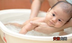 六招预防宝宝长痱子 勤洗澡穿着轻薄