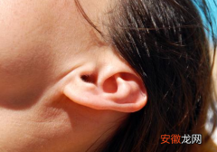 耳朵后面有小圆孔是啥 是聪明孔或是耳前瘘管
