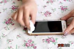 手机屏幕脏了的清洗处理方法 手机屏幕脏了用什么擦最干净