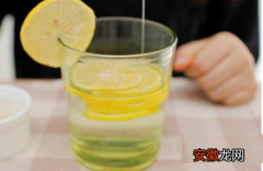 早上起床喝柠檬水对身体的影响 正确喝柠檬水的方式