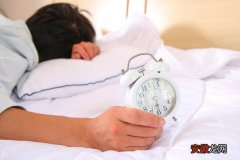 中老年睡多久最好？7小时！复旦研究团队首次揭示中老年最佳睡眠时长的遗传神经机制
