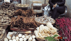 云南菜市场的野菜市场，当地人喜欢“苦味”