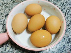 煮鸡蛋有技巧，煮出来的鸡蛋壳一碰就掉，鲜嫩不影响口感