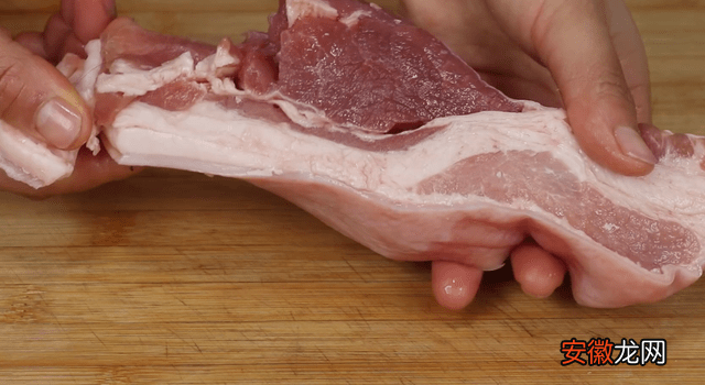 清洗猪肉时，用冷水还是热水？很多人都做错了，难怪猪肉不干净