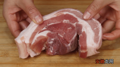 清洗猪肉时，用冷水还是热水？很多人都做错了，难怪猪肉不干净