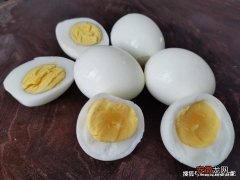 煮鸡蛋时，别再加盐了，多加这1步，鸡蛋更软更嫩，好剥壳