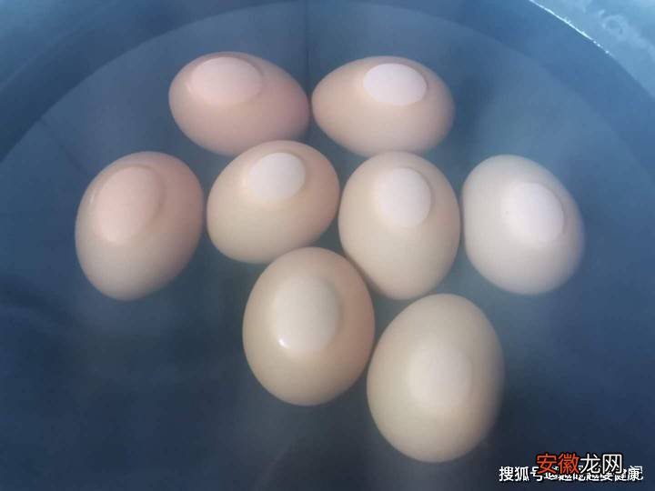 煮鸡蛋时，别再加盐了，多加这1步，鸡蛋更软更嫩，好剥壳