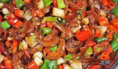 湖南很多地方的辣椒炒肉并不辣，而是用的本地农家普通辣椒炒肉