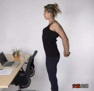 女性进行办公室瑜伽动作塑体介绍 女性上班族进行瑜伽锻炼