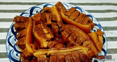 红烧肉是热菜菜谱之一，以五花肉为主料