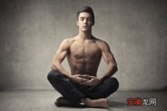 男生练习瑜伽纠正脊柱病症提升全身肌肉