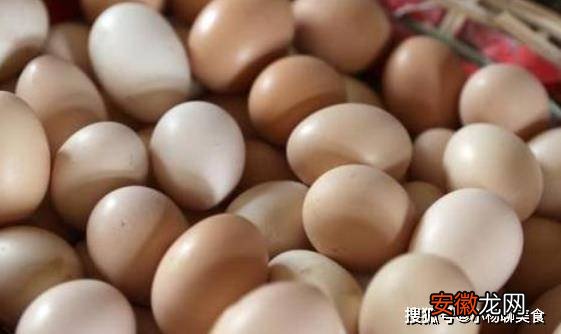鸡蛋红壳跟白壳有区别吗？多年养鸡的大妈：很多人挑错了