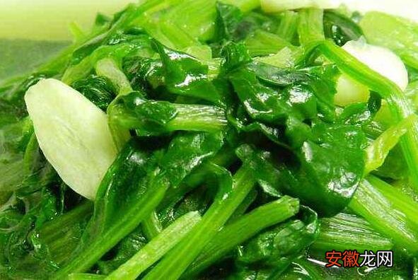 水煮菠菜的作用与功效 水煮菠菜有哪些好处呢