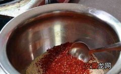 西安辣椒油制作步骤：菜籽油十斤，辣椒油，芝麻100克